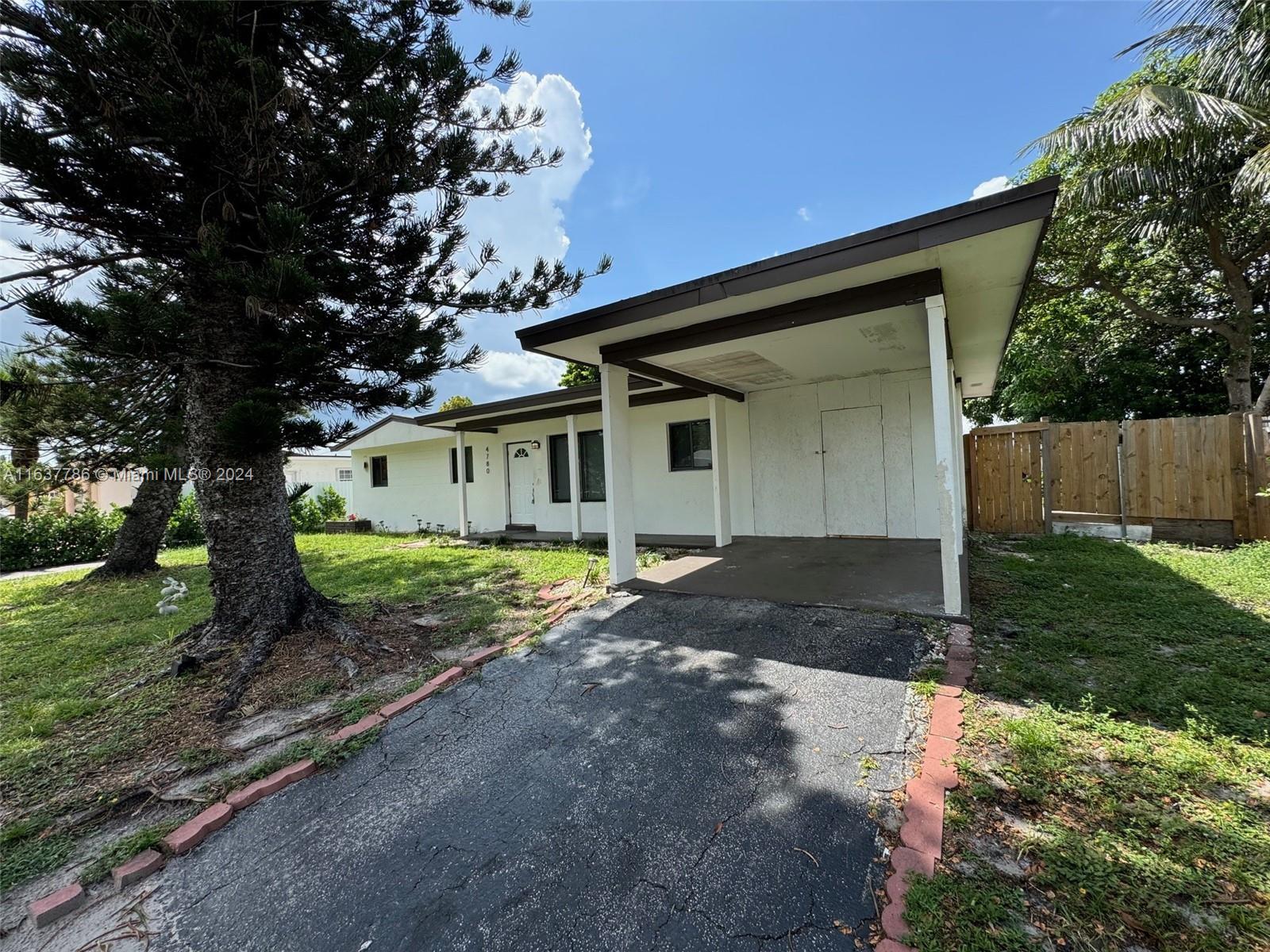 SPAC IOUS 3/2, Open floor plan, Remodeled, Large front and back yards, Great for entertaining, Quiet area, great neighbors, close to schools, Palmetto 826, COSTCO and other major stores, priced below market for quick rental. Vacant, Easy to show, Text LA for showing Appt.