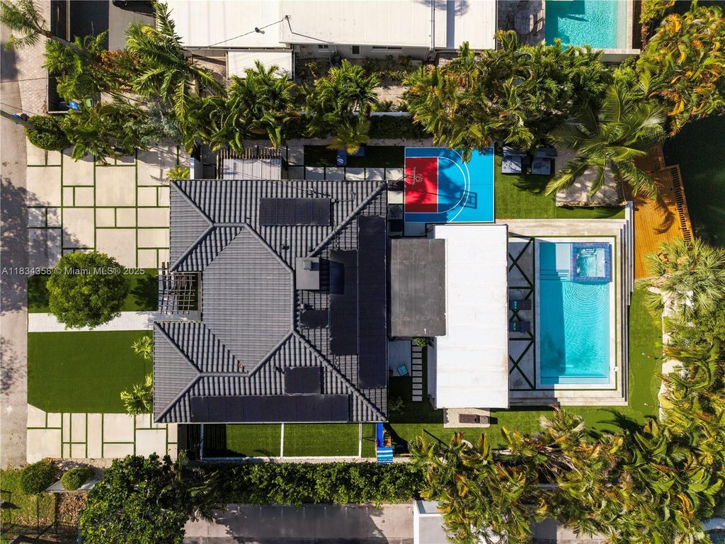 Photo of 1406 NE 18th Ave, Fort Lauderdale, FL 33304 (MLS # A11834358)