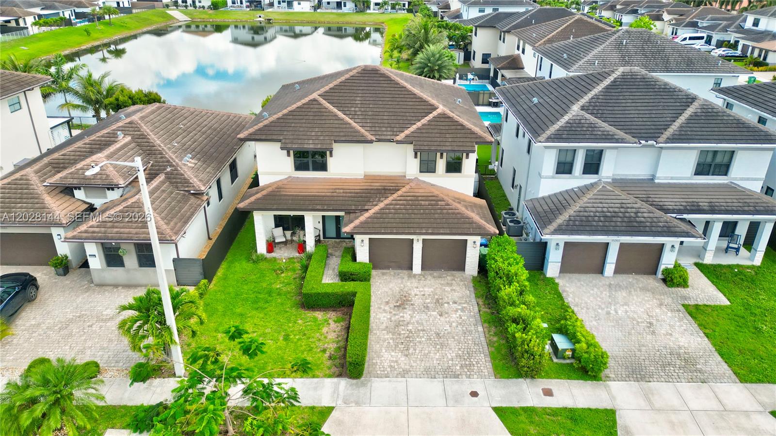 CYPRESS LAKE - Residential