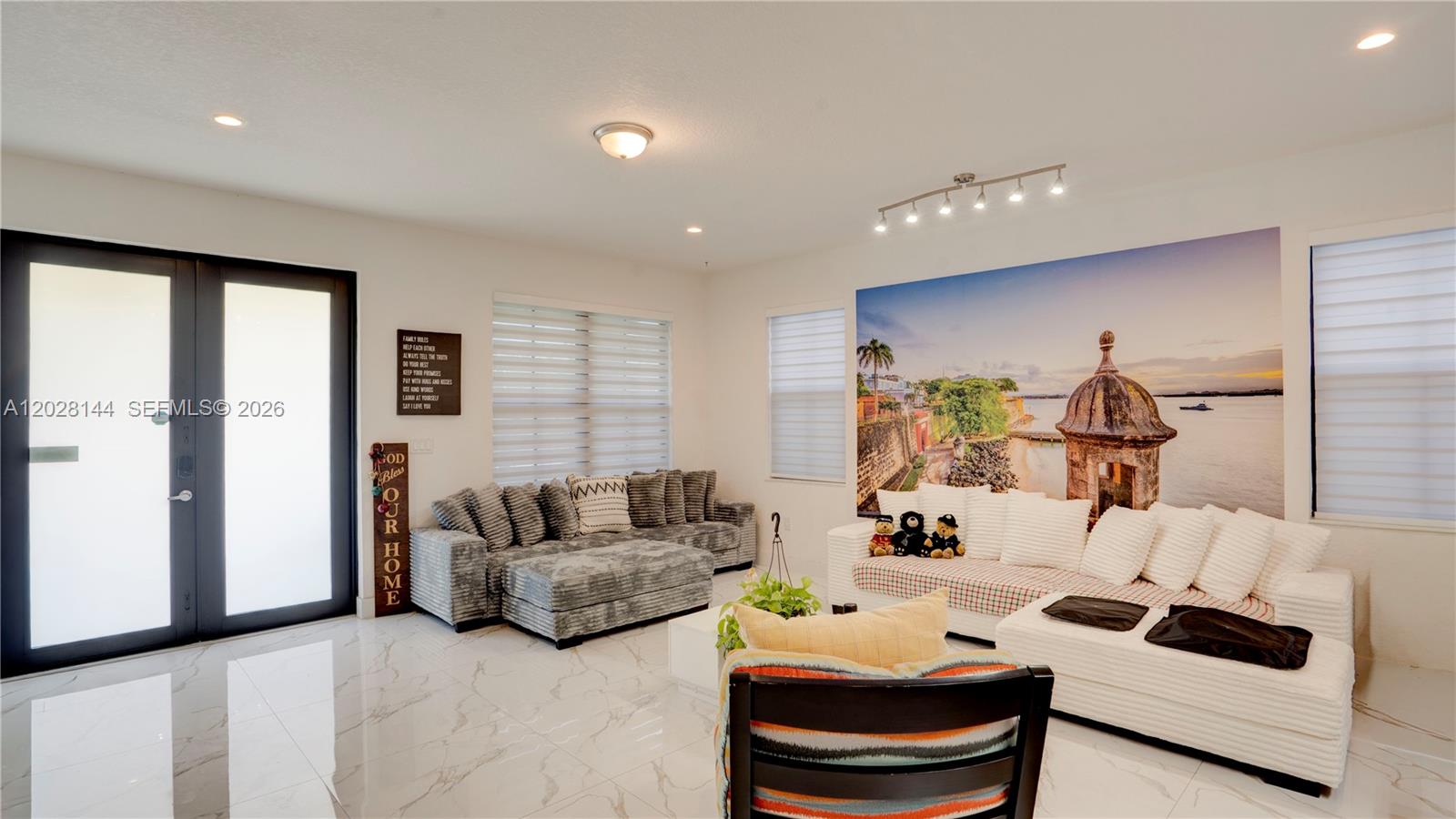 CYPRESS LAKE - Residential