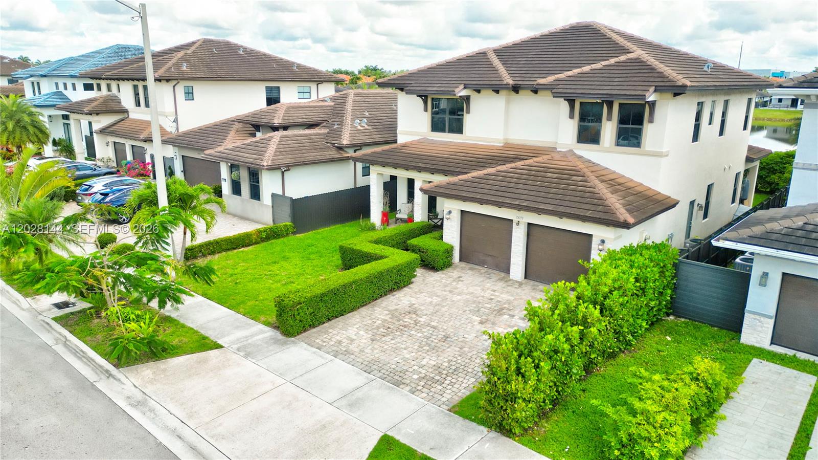 CYPRESS LAKE - Residential