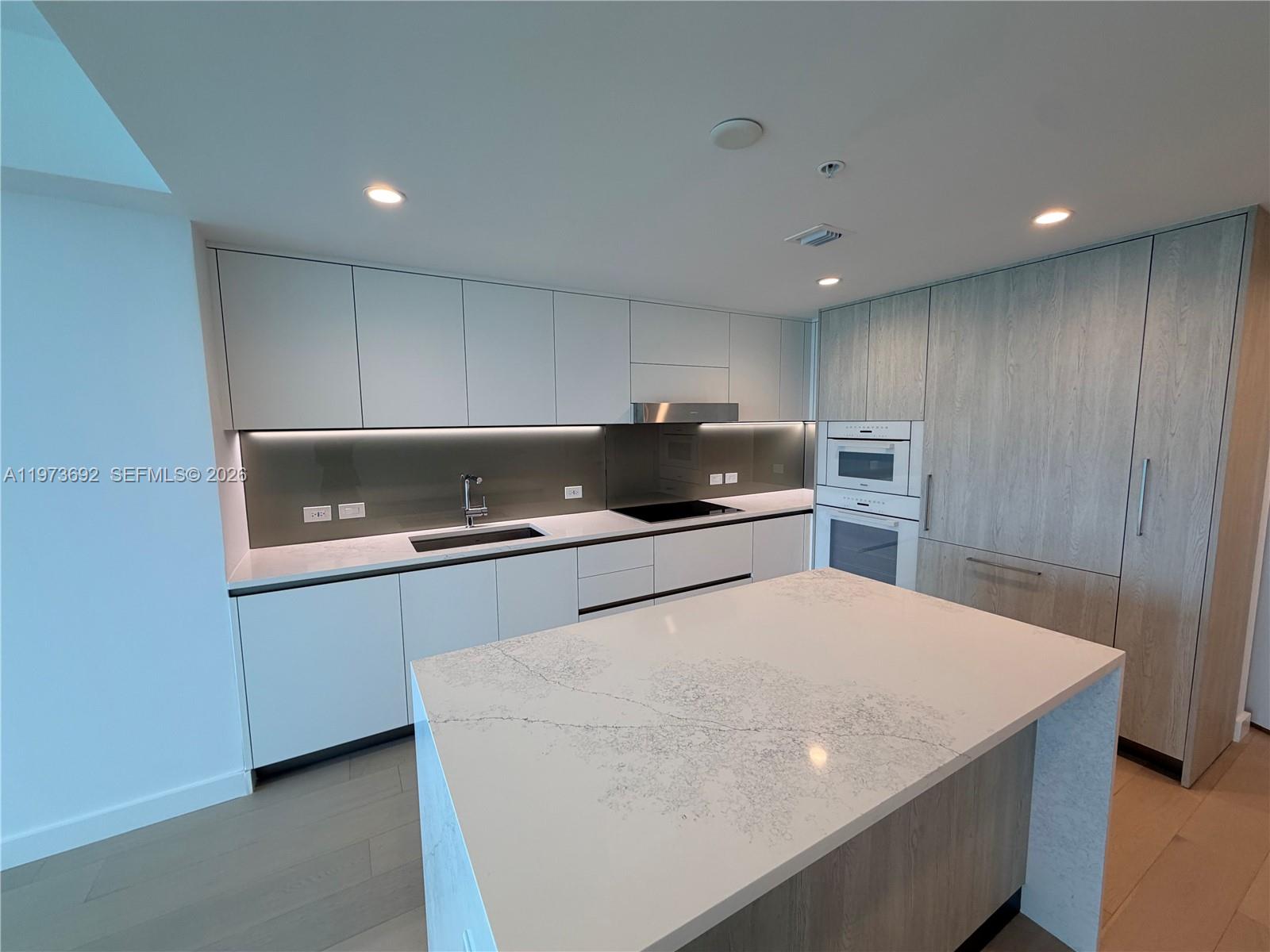 9221 E Bay Harbor Dr 307