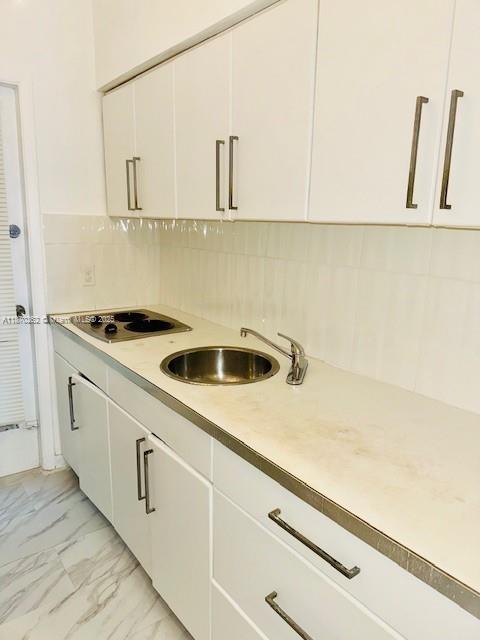 Spacious and freshly painted studio in the heart of SOBE.
1st floor, walk-in closet.
Ready for occupancy.
1 year only.
Condo approval required.