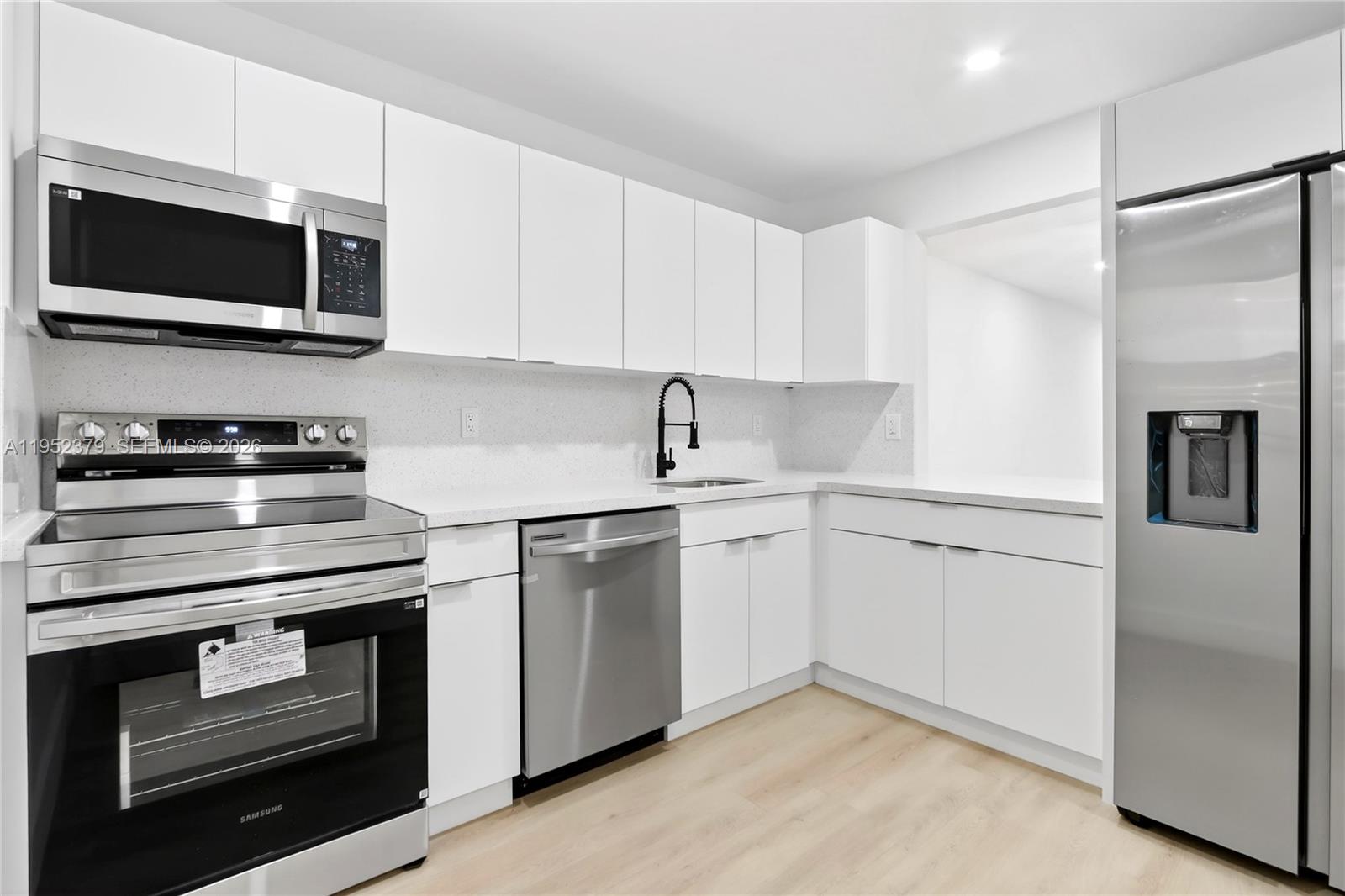 FOURTH GULFSTREAM GARDEN - Residential