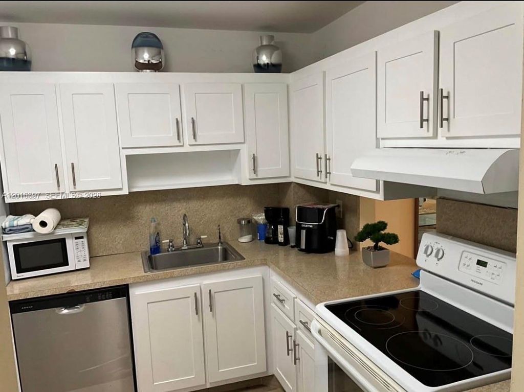 Photo of 151 Berkley Rd #303, Hollywood, FL 33024 (MLS # A12016397)