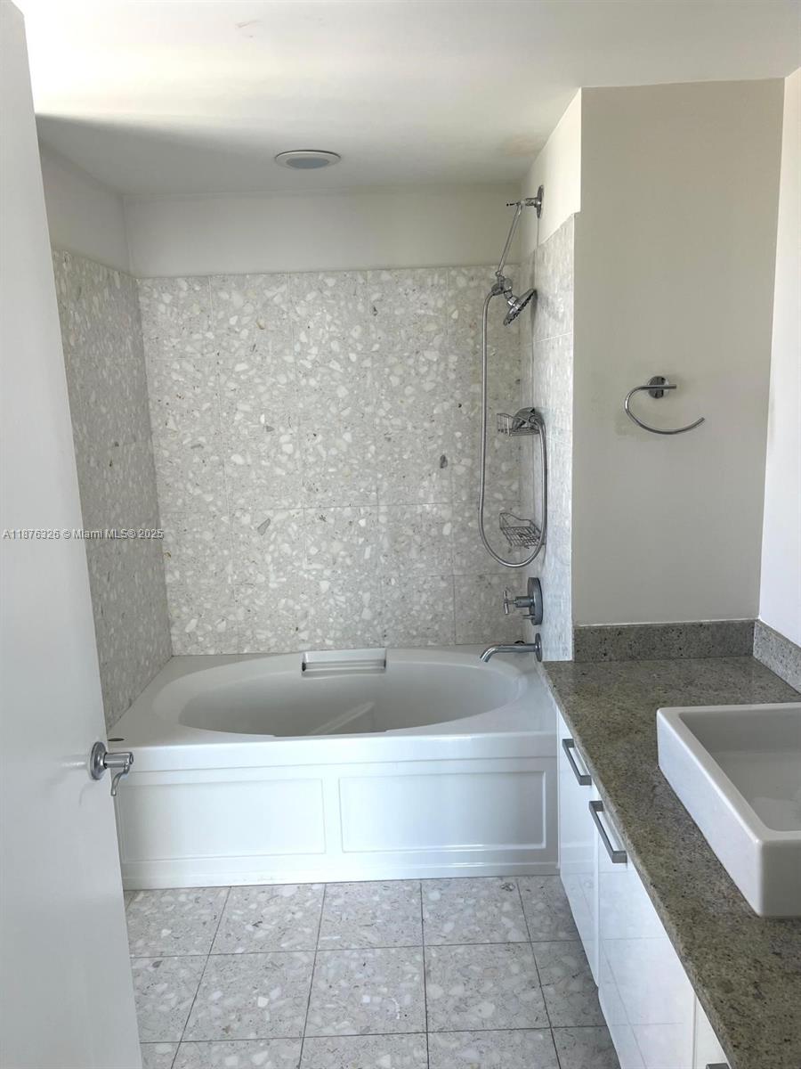 LATITUDE ON THE RIVER CON - Residential