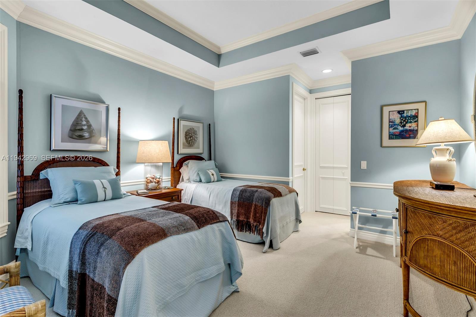 JUPITER HILLS VILLAGE - Residential