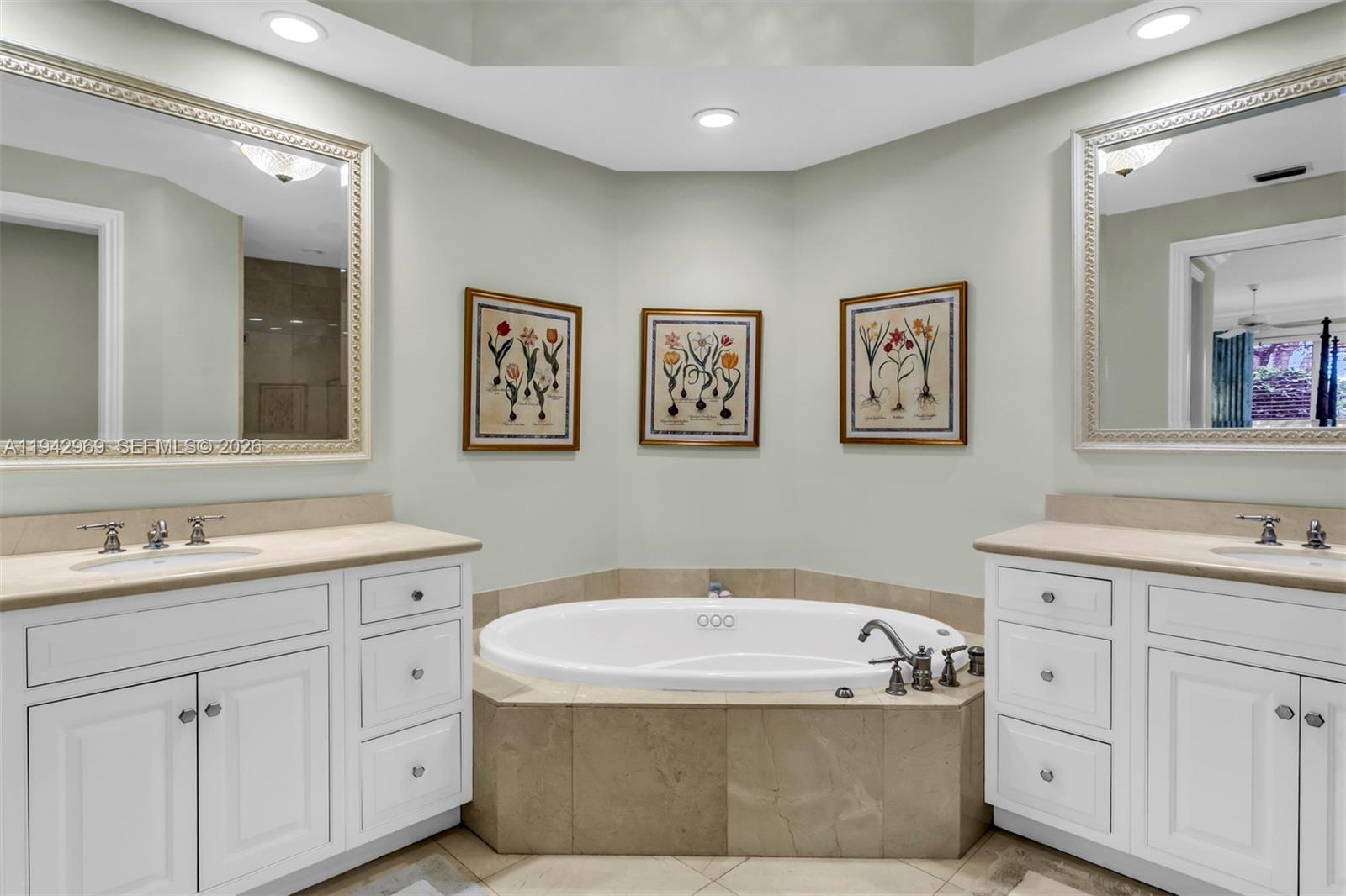 JUPITER HILLS VILLAGE - Residential