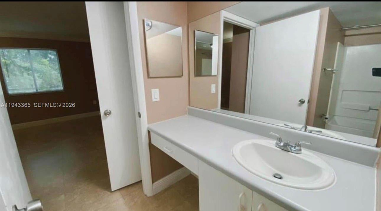 KENDALL LAKE TOWERS CONDO - Residential Lease