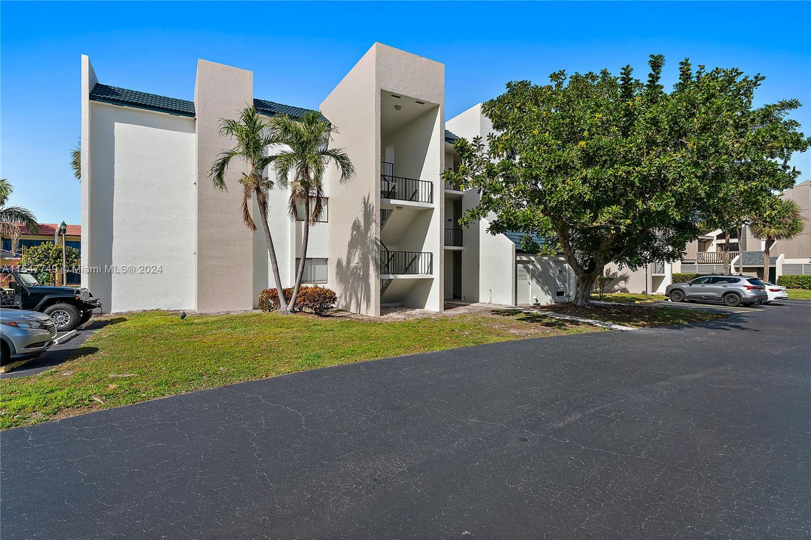 JUPITER OCEAN AND RACQUET - Residential Lease