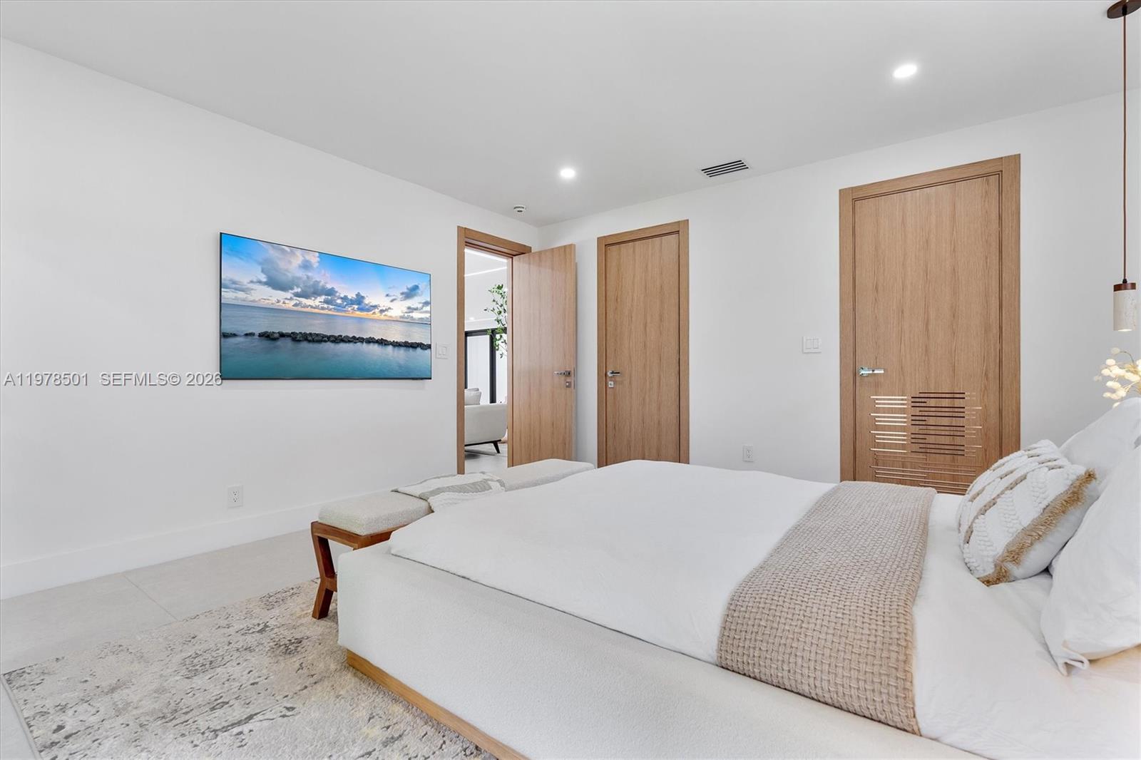 HOLLYWOOD HILLS - Residential Lease