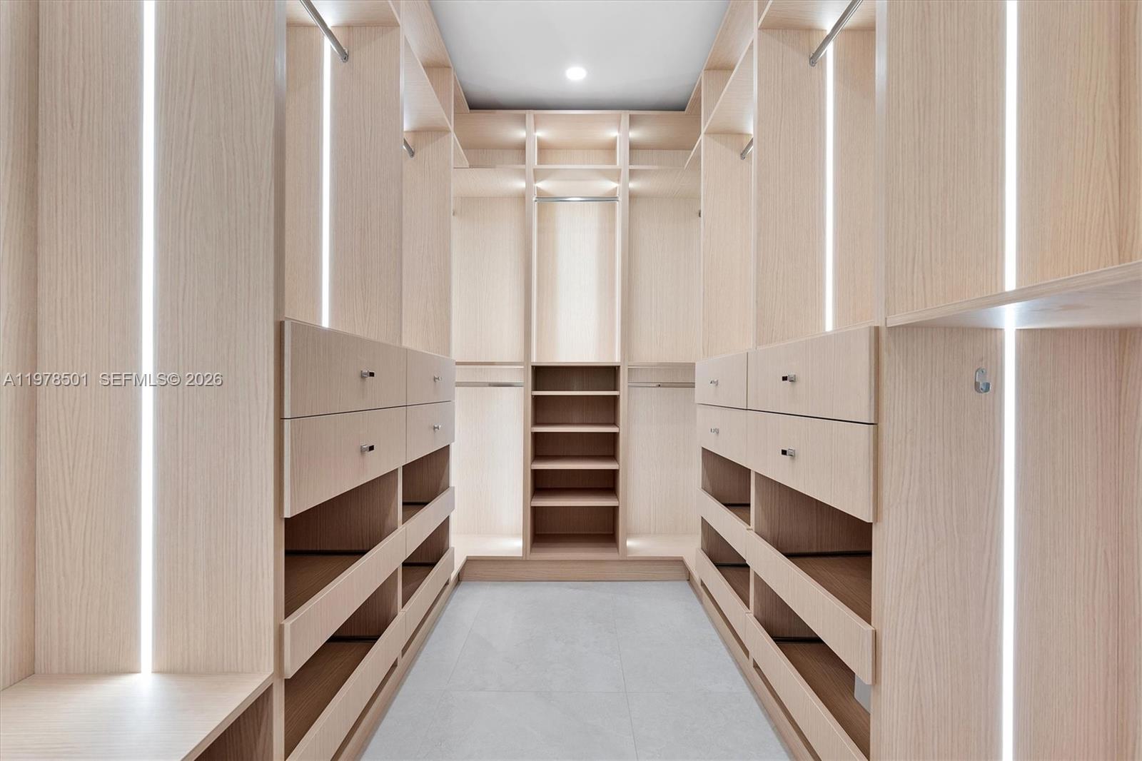 HOLLYWOOD HILLS - Residential Lease