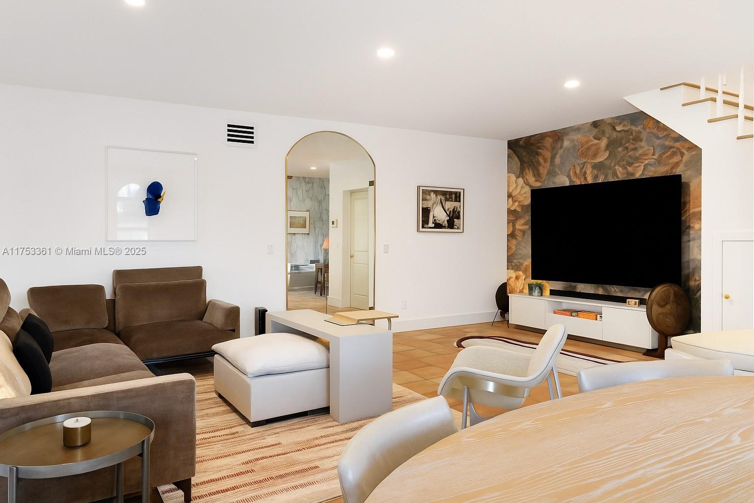 3149 Mary St 3149