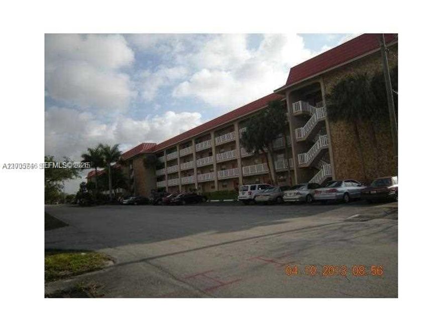 2/2 IN SUNRISE NEAR SCHOOLS, SHOPPING AND COMMUNITY POOL. READY TO GO FRESHLY PAINTED, TILE FLOORING. FAST APPROVAL