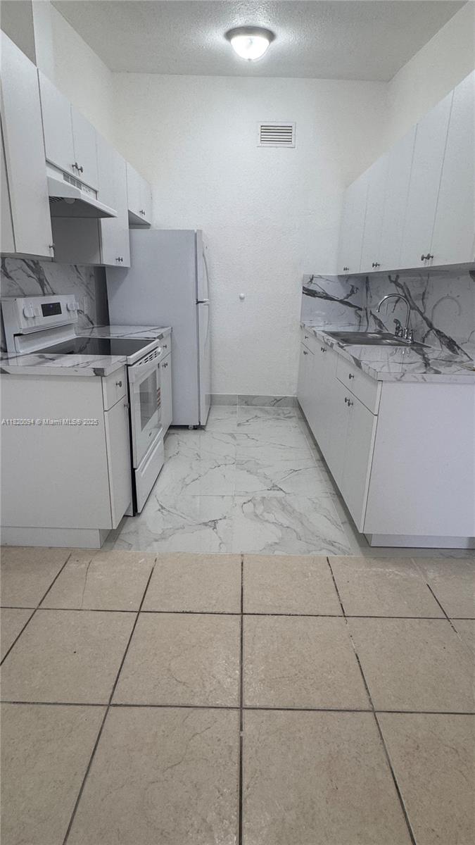 LESLIE ESTATES SEC FIVE - Residential Lease