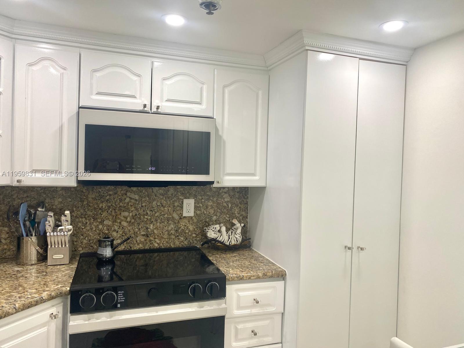 WINSTON TOWERS 600 CONDO - Residential