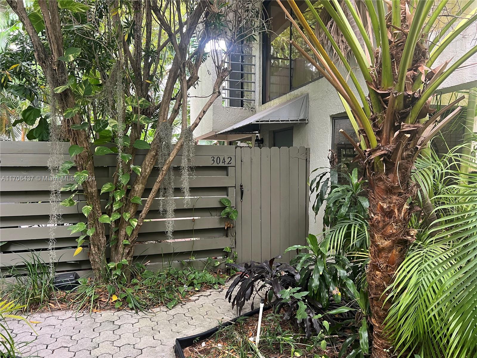 3042 SW 27 AV 8