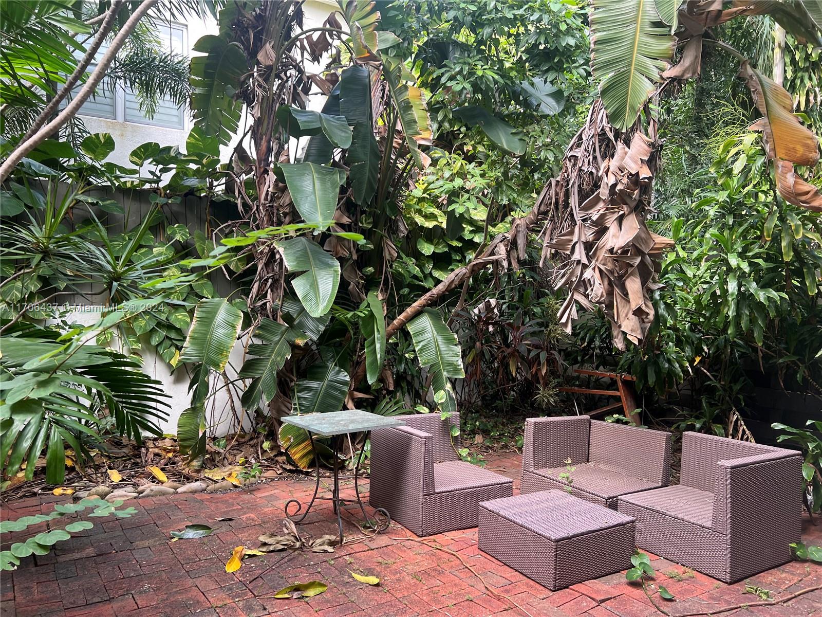 3042 SW 27 AV 8