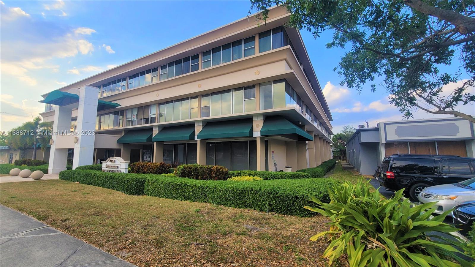 • Prominent frontage along Miramar Parkway
• Convenient access to I-95, Florida’s Turnpike and I-595,
State Road 84