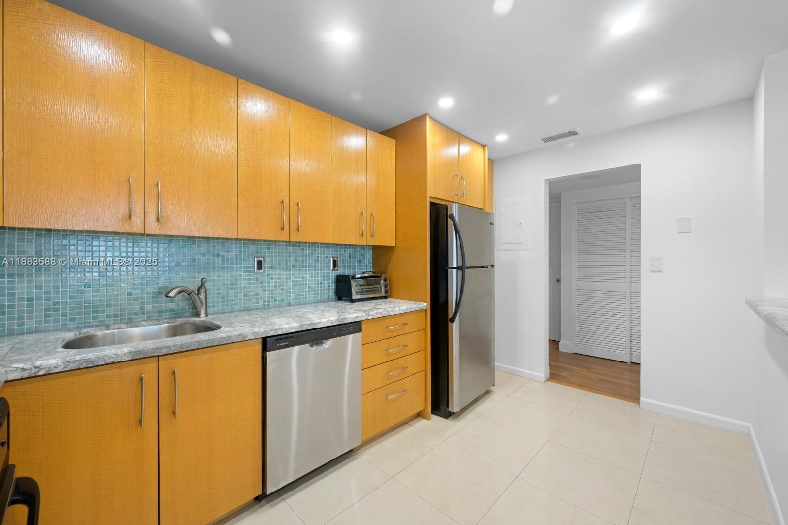 OCEANVIEW BUILDING B COND - Residential Lease