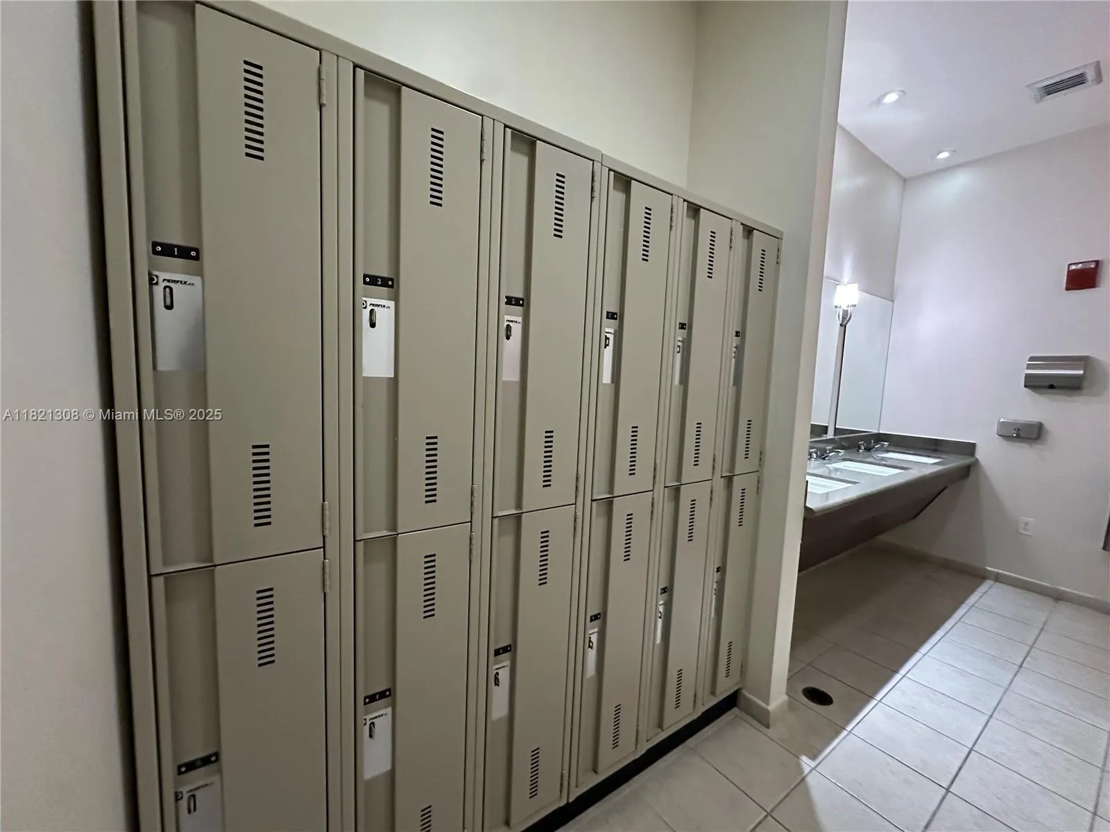 Hollywood, Florida 33020, United States, 1 Bedroom Bedrooms, ,1 BathroomBathrooms,Residential,Active,150543