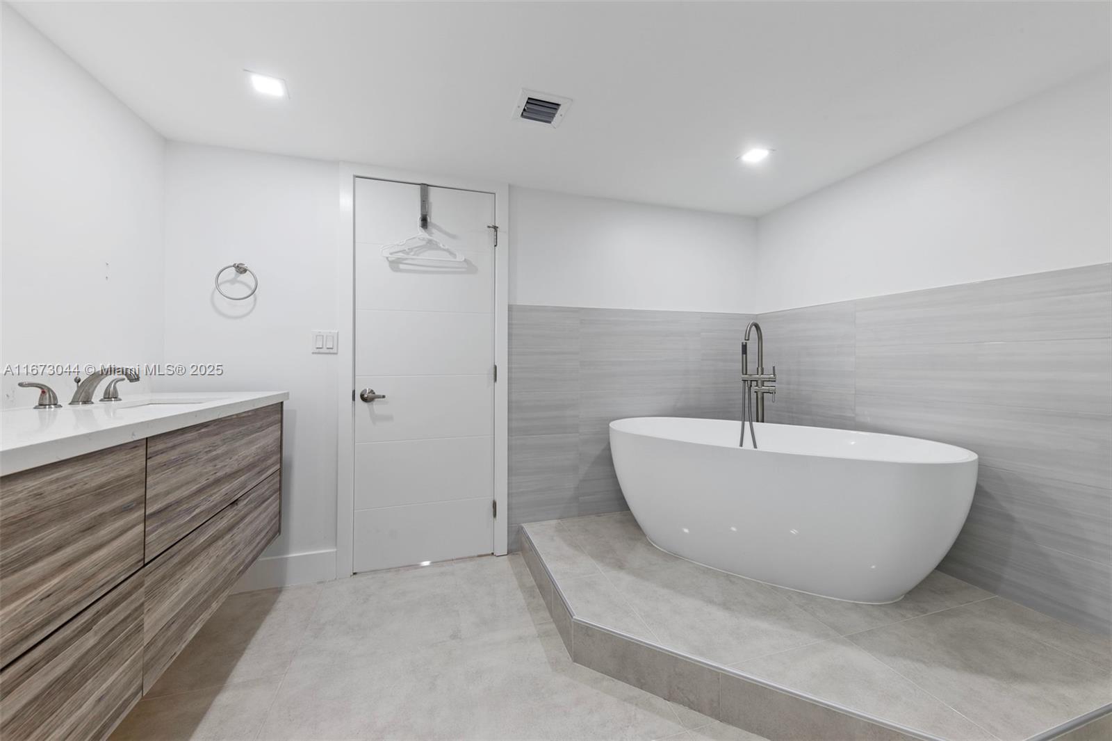 AQUARIUS CONDO - Residential