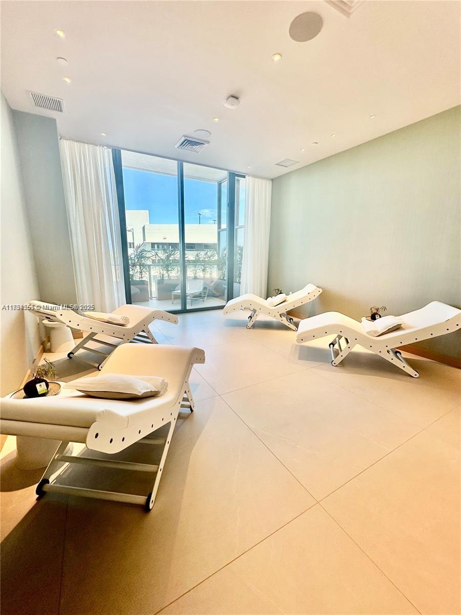 FIVE PARK - Residential Lease