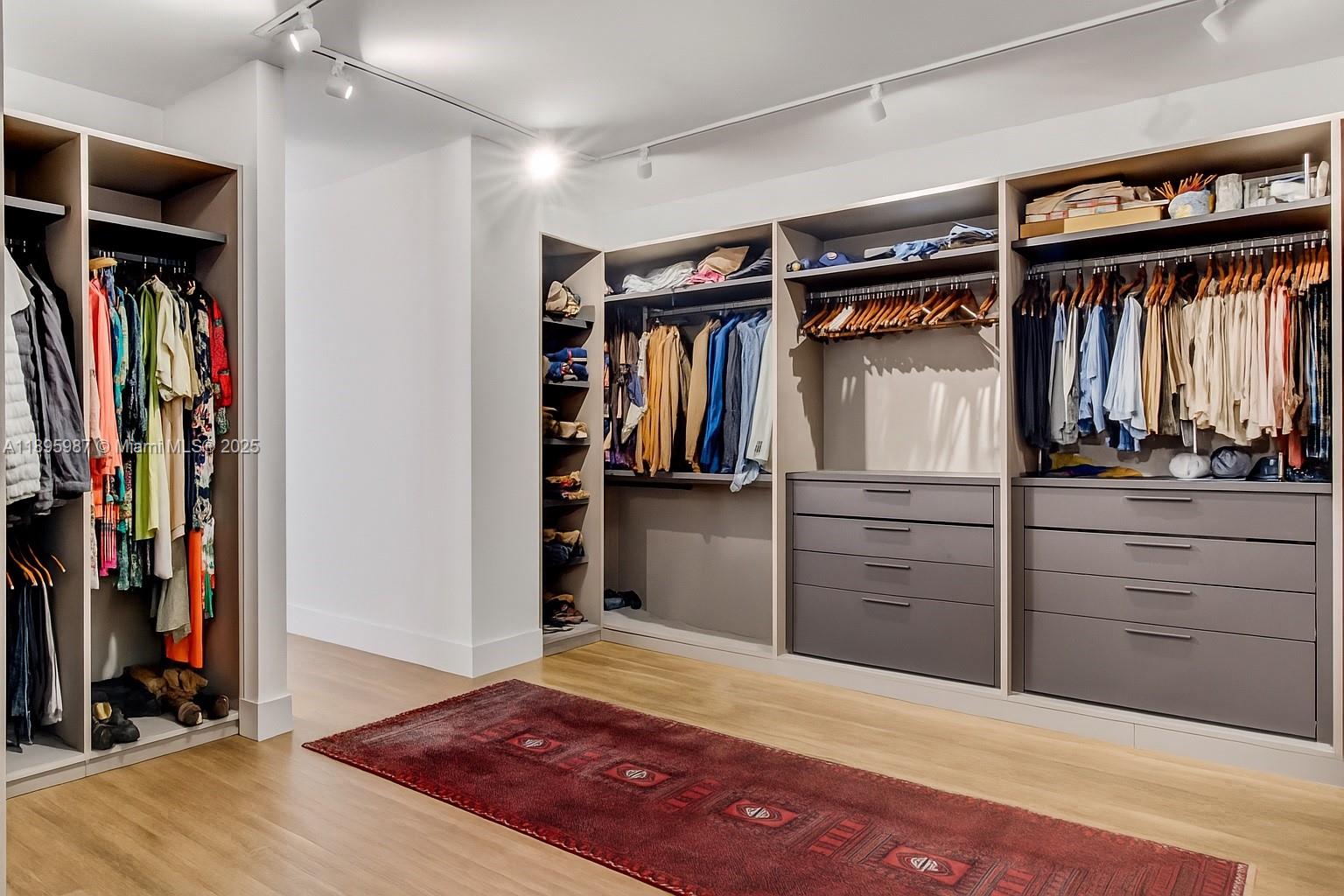 TOWERHOUSE CONDO - Residential