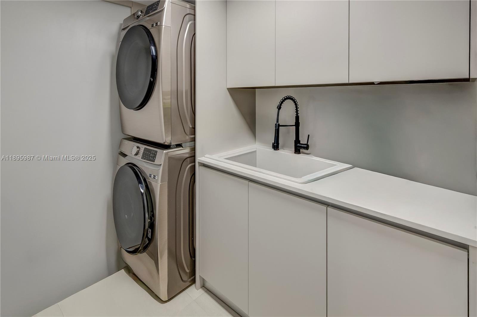 TOWERHOUSE CONDO - Residential