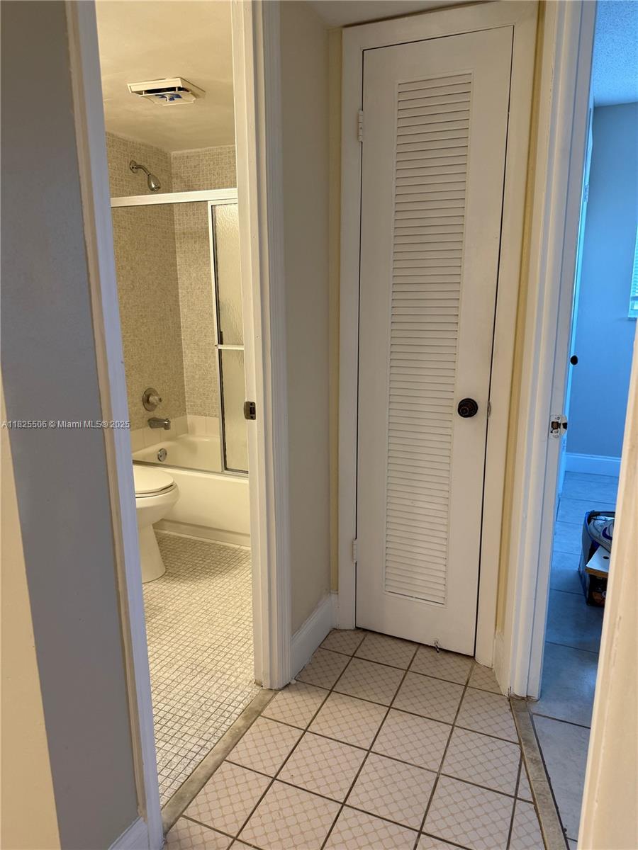 8345 Sunrise Lakes Blvd 312, Sunrise, FL, 33322/$135,000 2 8345 Sunrise Lakes Blvd 312