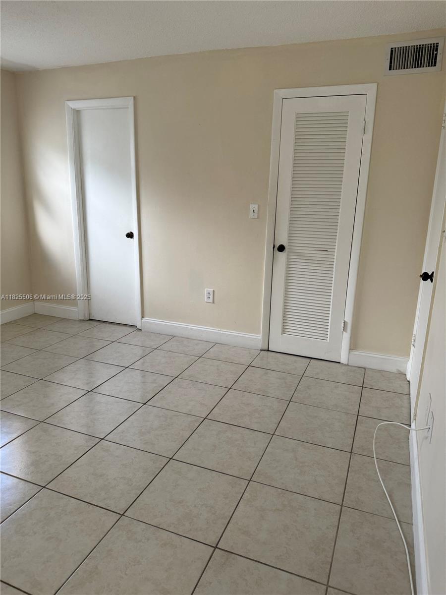 8345 Sunrise Lakes Blvd 312, Sunrise, FL, 33322/$135,000 4 8345 Sunrise Lakes Blvd 312