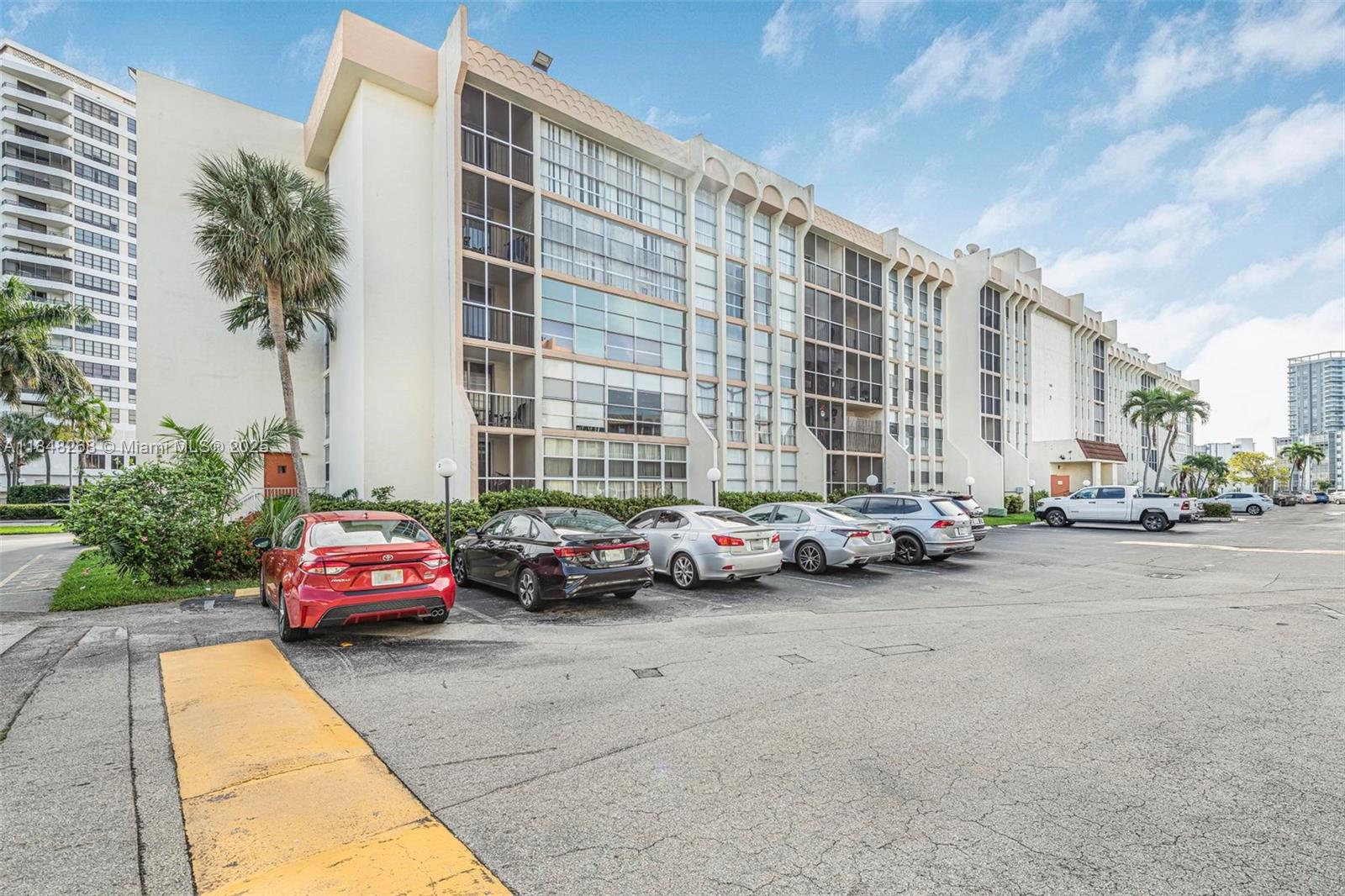 Updated 2 bedrooms 1/1 bathrooms apartment in Hallandale Beach. Amazing location inside very quiet community. Great amenities. Freshly painted and cleaned. Ready to move in. First, last and security.
Building hallway is at the last stage of carpet, tile installation and painting.