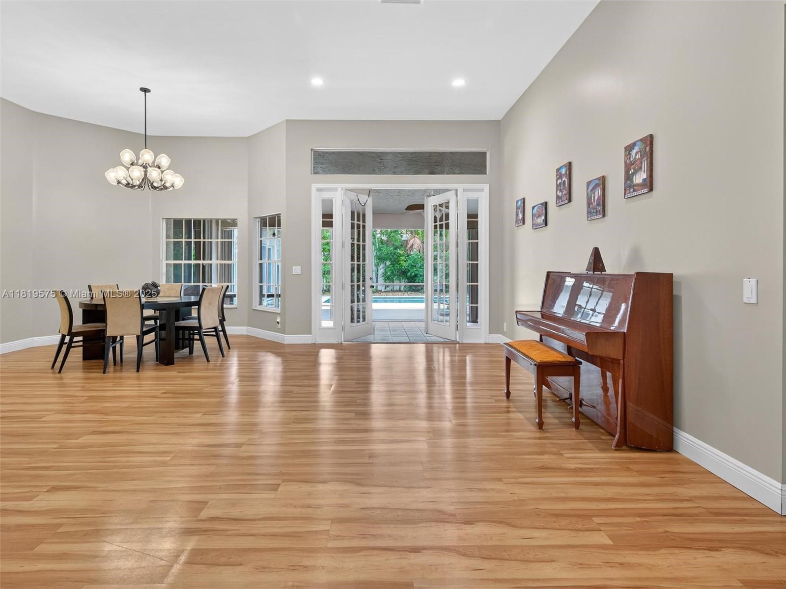 782 Lake Blvd, Weston, FL, 33326/$995,000 3 782 Lake Blvd