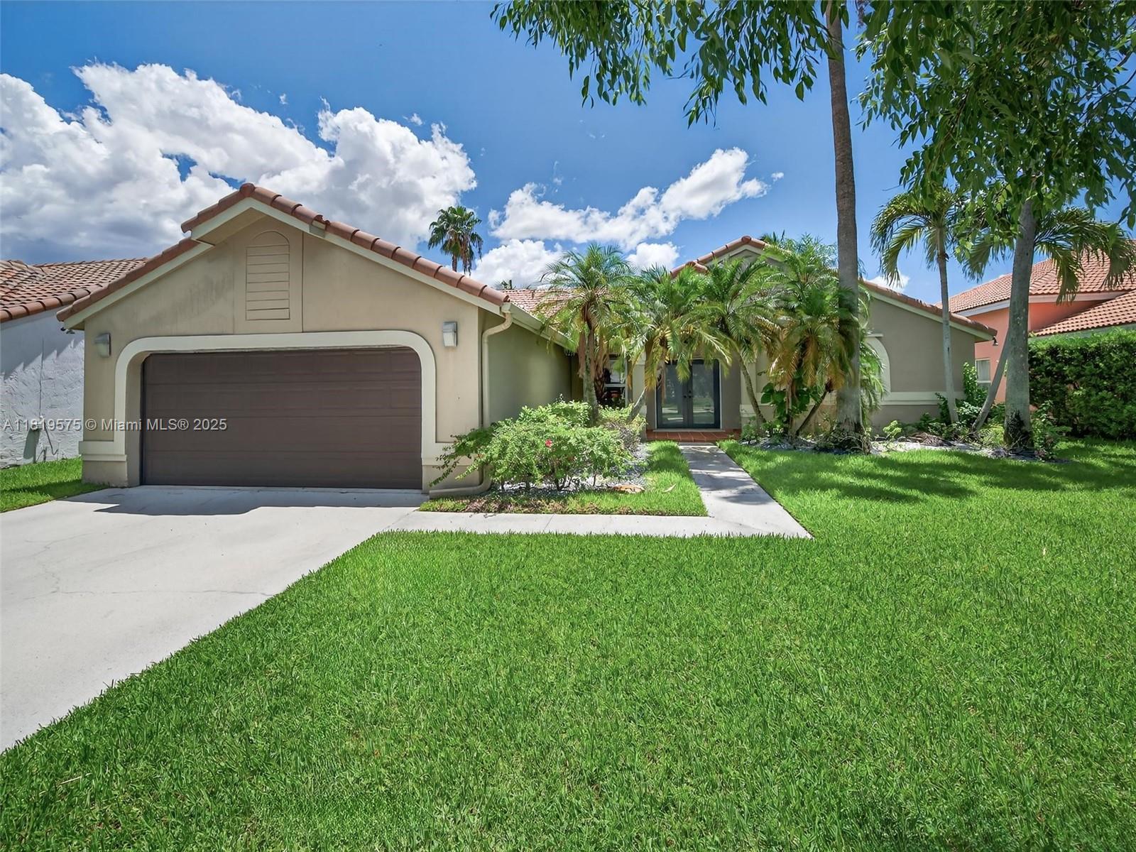 782 Lake Blvd, Weston, Broward County, Florida - 5 Bedrooms  
3 Bathrooms - 