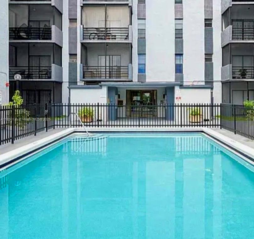 This comfortable unit at level entry offers you wide spacious areas in the primary room with huge closet and bathroom, living room and dinning with 2 extra closets and cozy kitchen. The complex is fenced and residents are part of a quiet atmosphere.