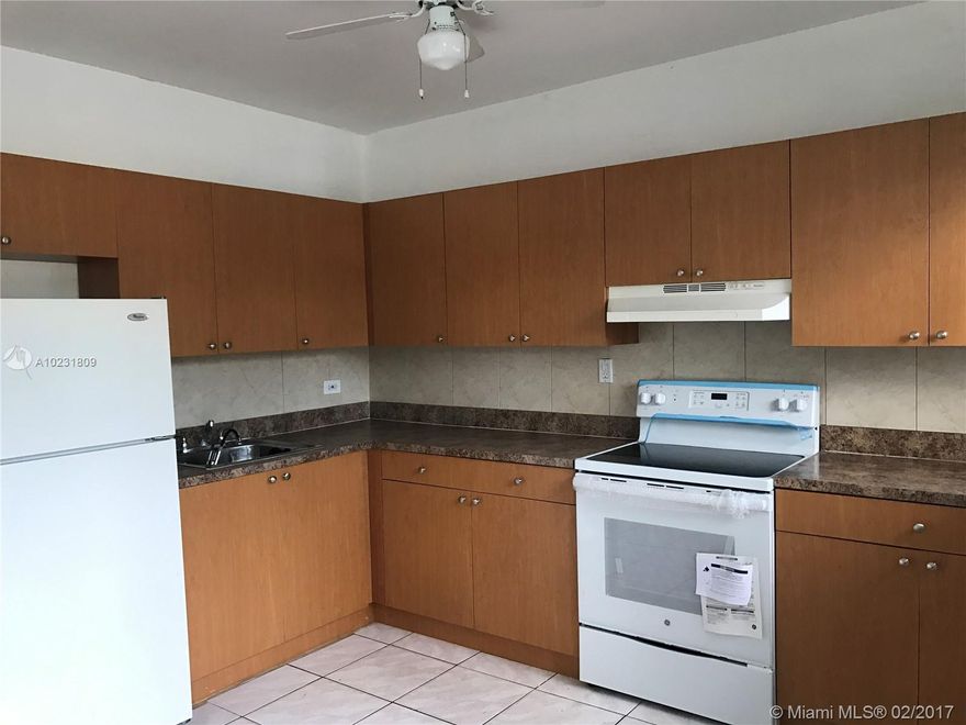 2/2 apartment resently updated. Close to shopping. This is a duplex in North Miami close to US1 and 109 St.Please submit offers with proof of income and copy of ID.