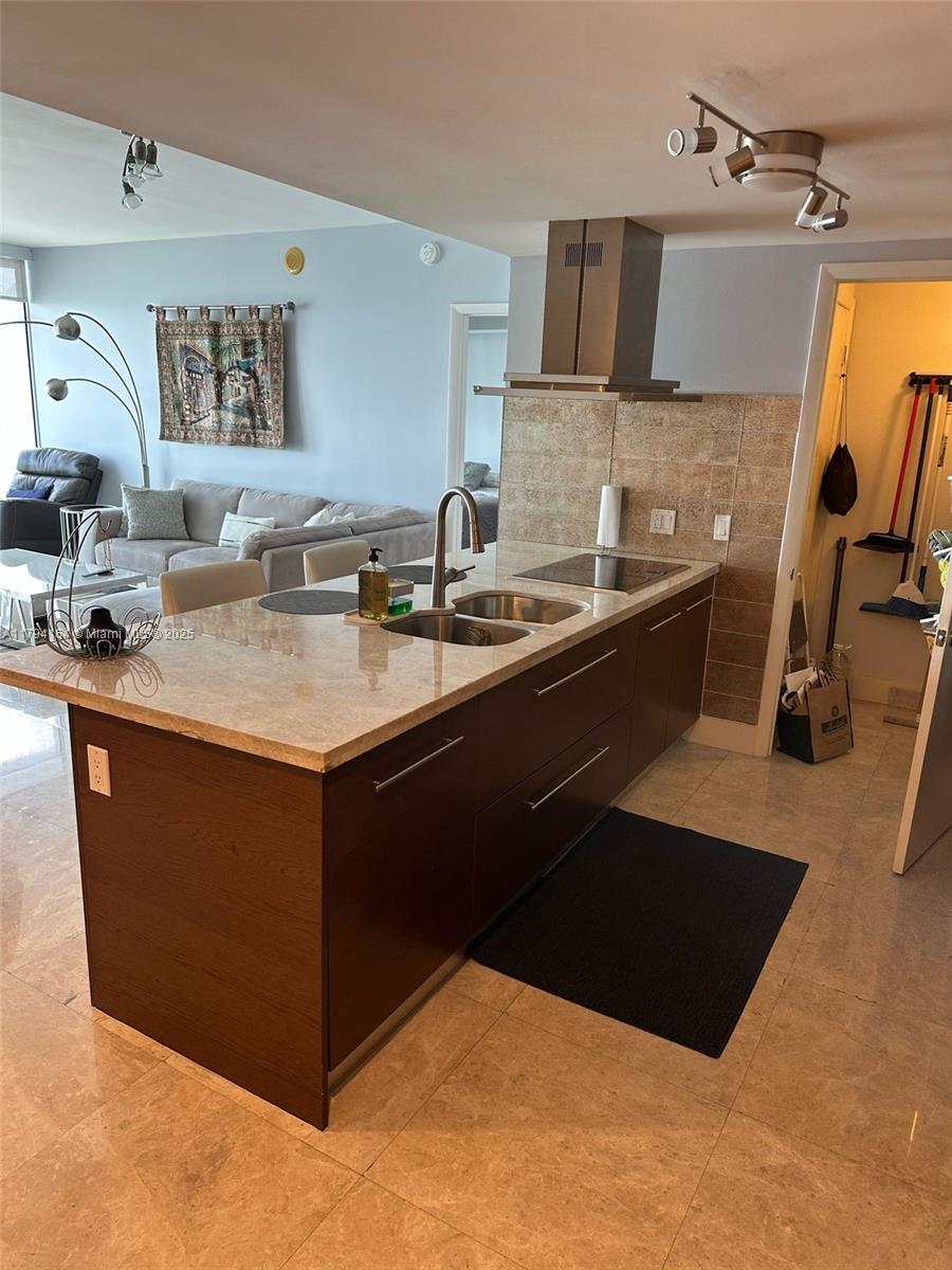 495 Brickell Ave 5211