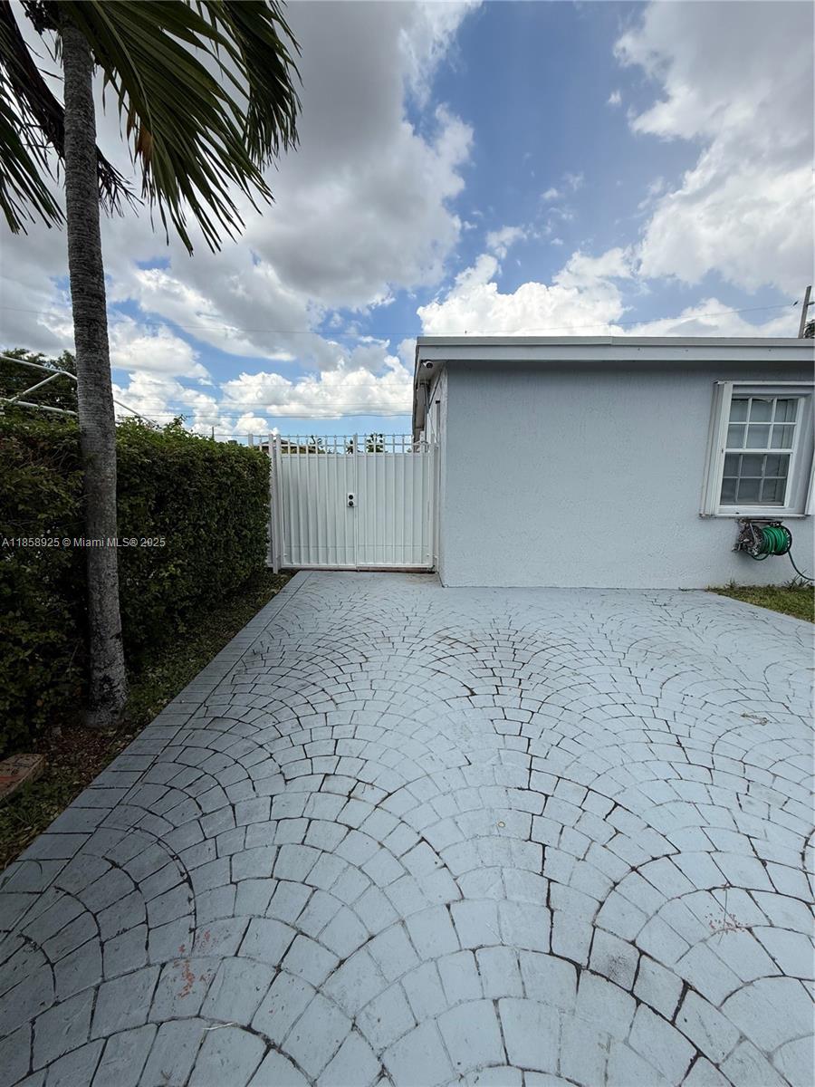 ALL INCLUDED WATER AND POWER, 2 PARKING SPACES, 2 PEOPLE MAX, OWN PATIO BEAUTIFUL REMODELED.