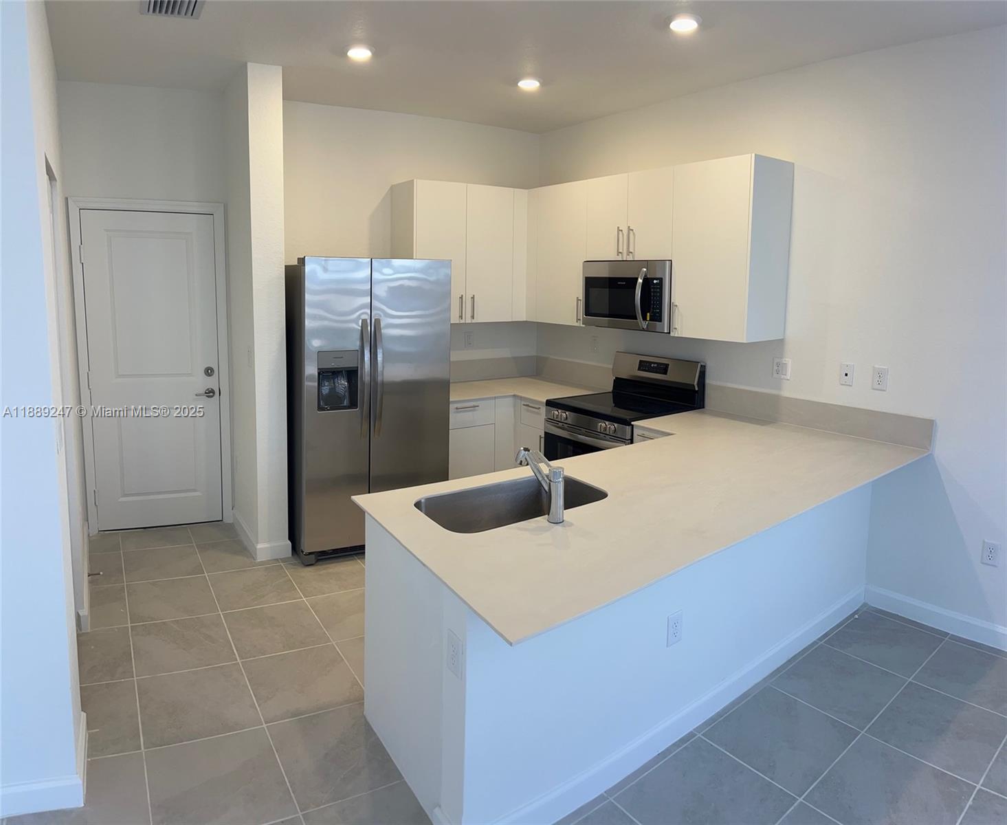 ALTAMIRA - Residential Lease