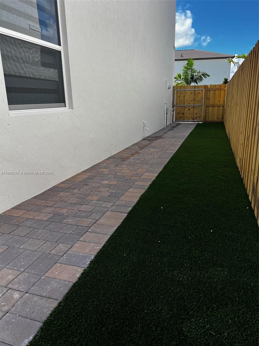 ALTAMIRA - Residential Lease