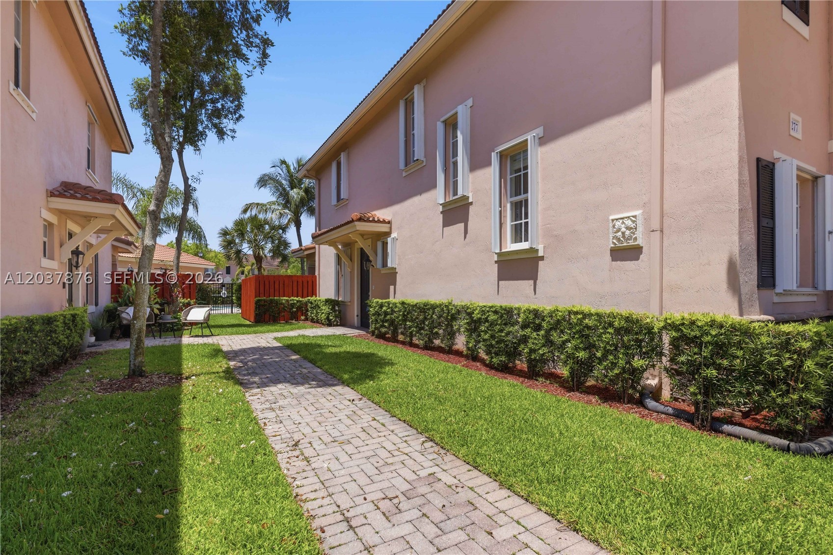 277 Las Brisas Cir