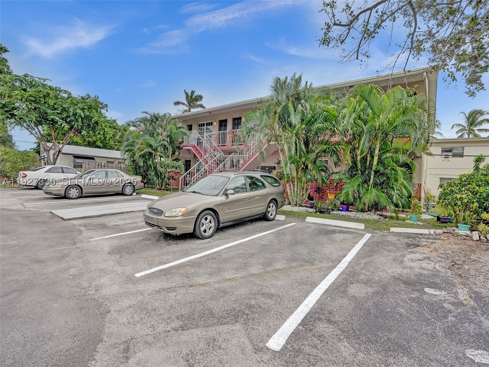 1211 NE 23rd Ave