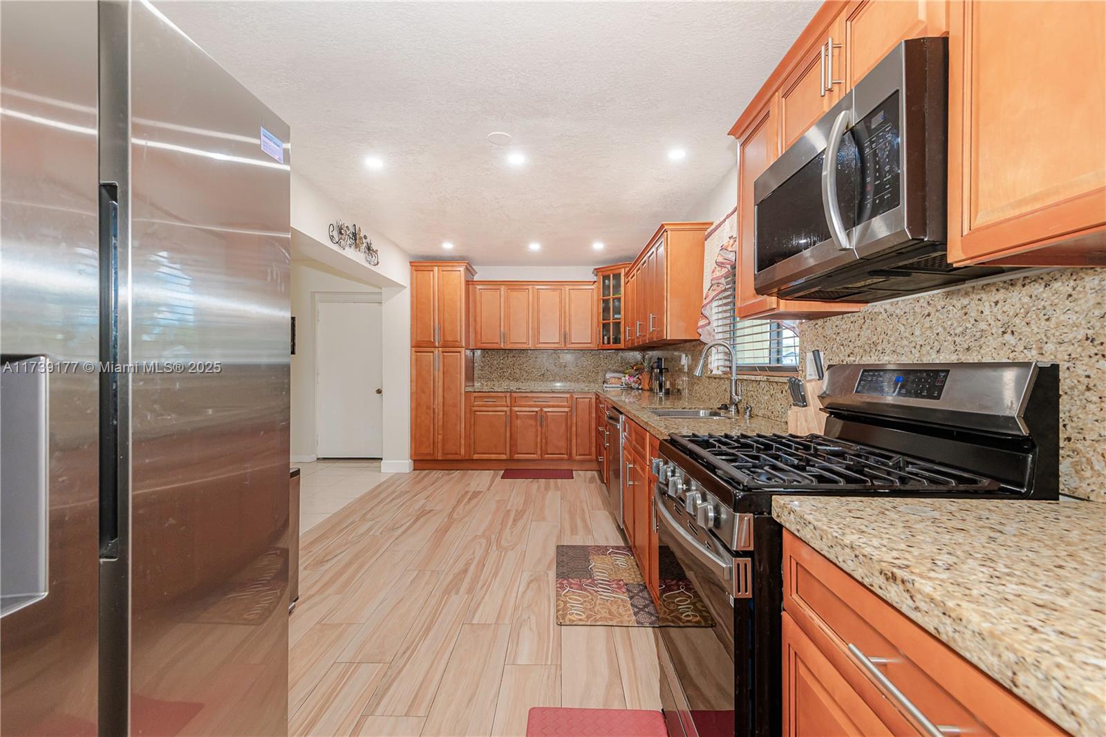 6640 Nw 21st Ct, Sunrise, Miami-Dade County, Florida - 4 Bedrooms  
2 Bathrooms - 