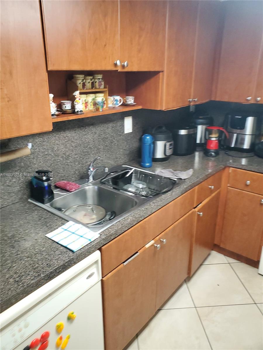 SAMARI LAKE EAST CONDO - Residential Lease