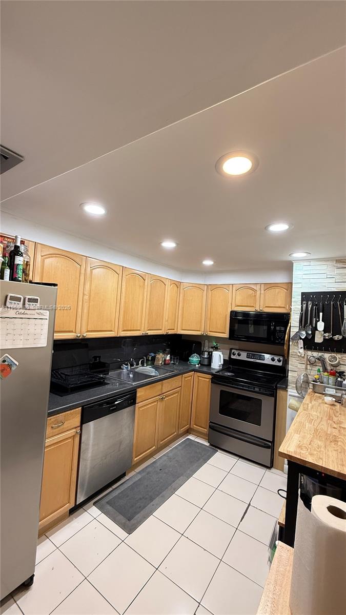 THE PALM BAY YACHT CLUB C - Residential Lease