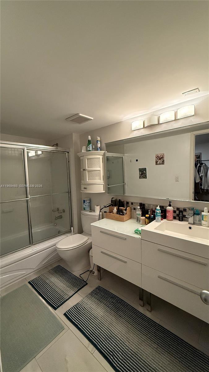 THE PALM BAY YACHT CLUB C - Residential Lease