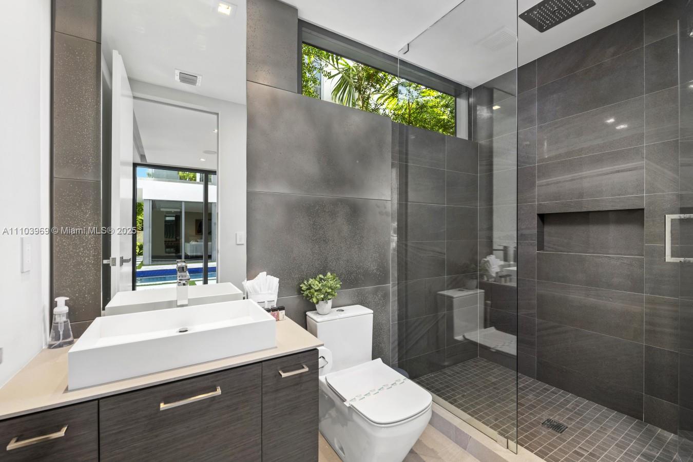 VENICE - Residential Lease