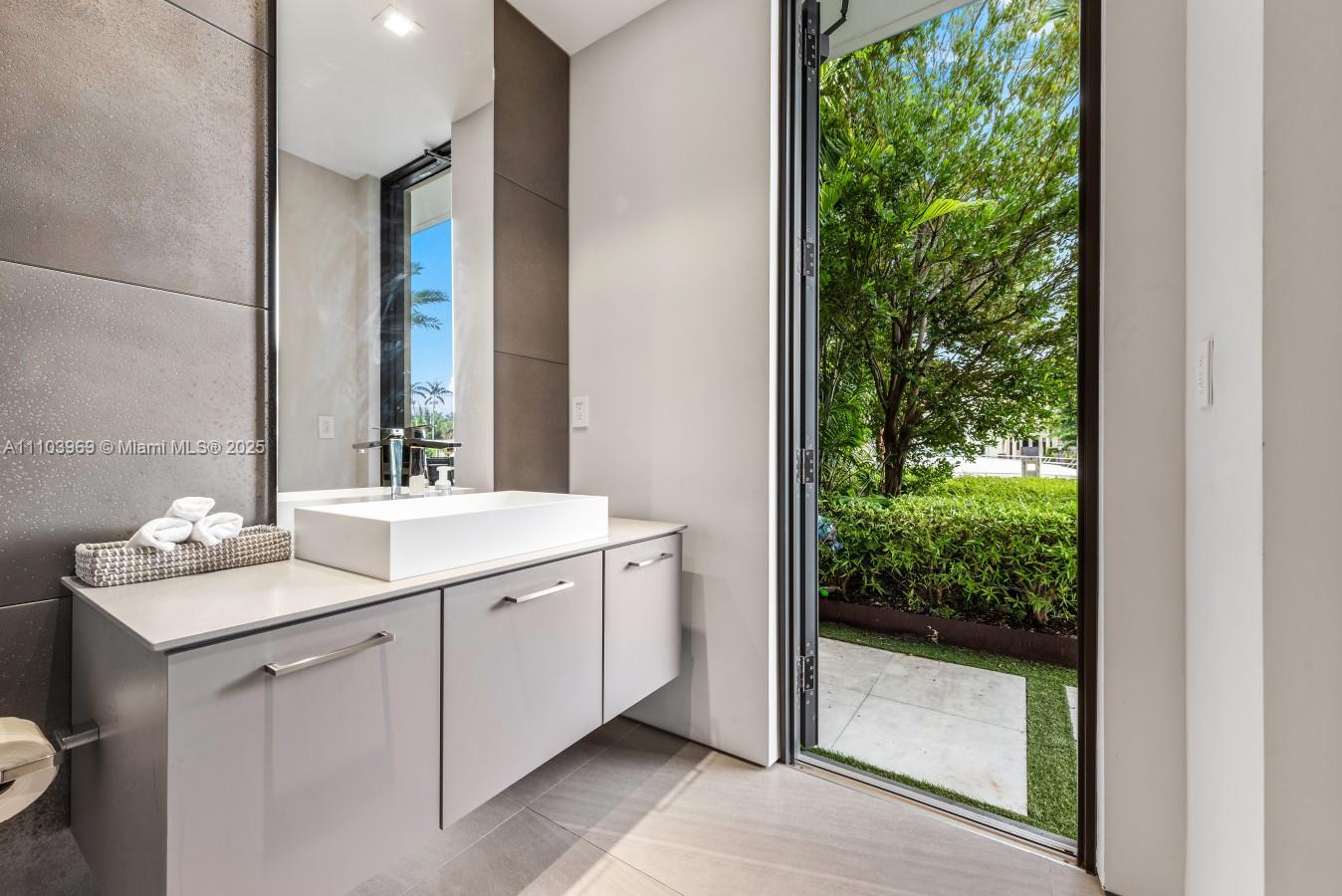 VENICE - Residential Lease