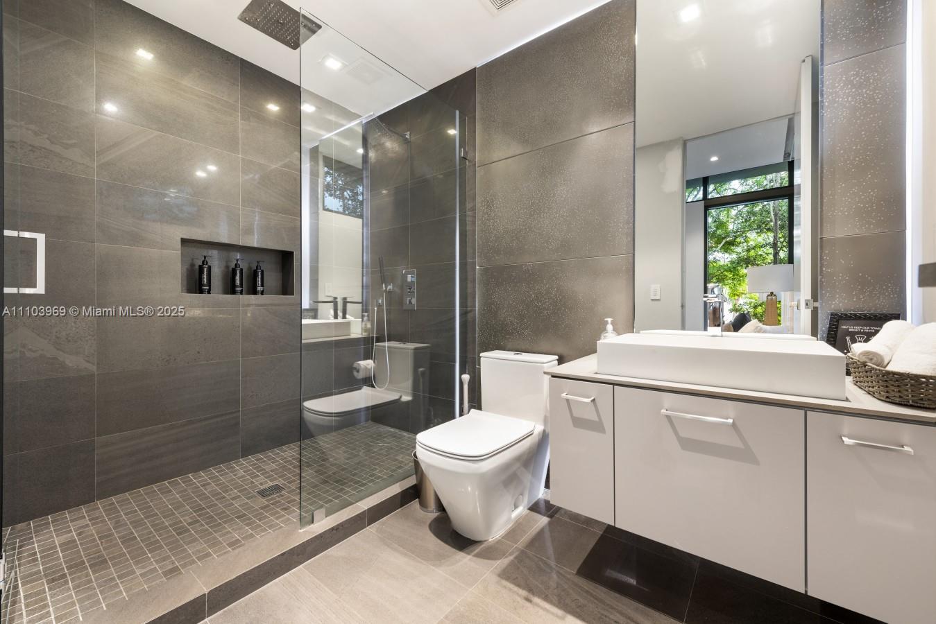 VENICE - Residential Lease