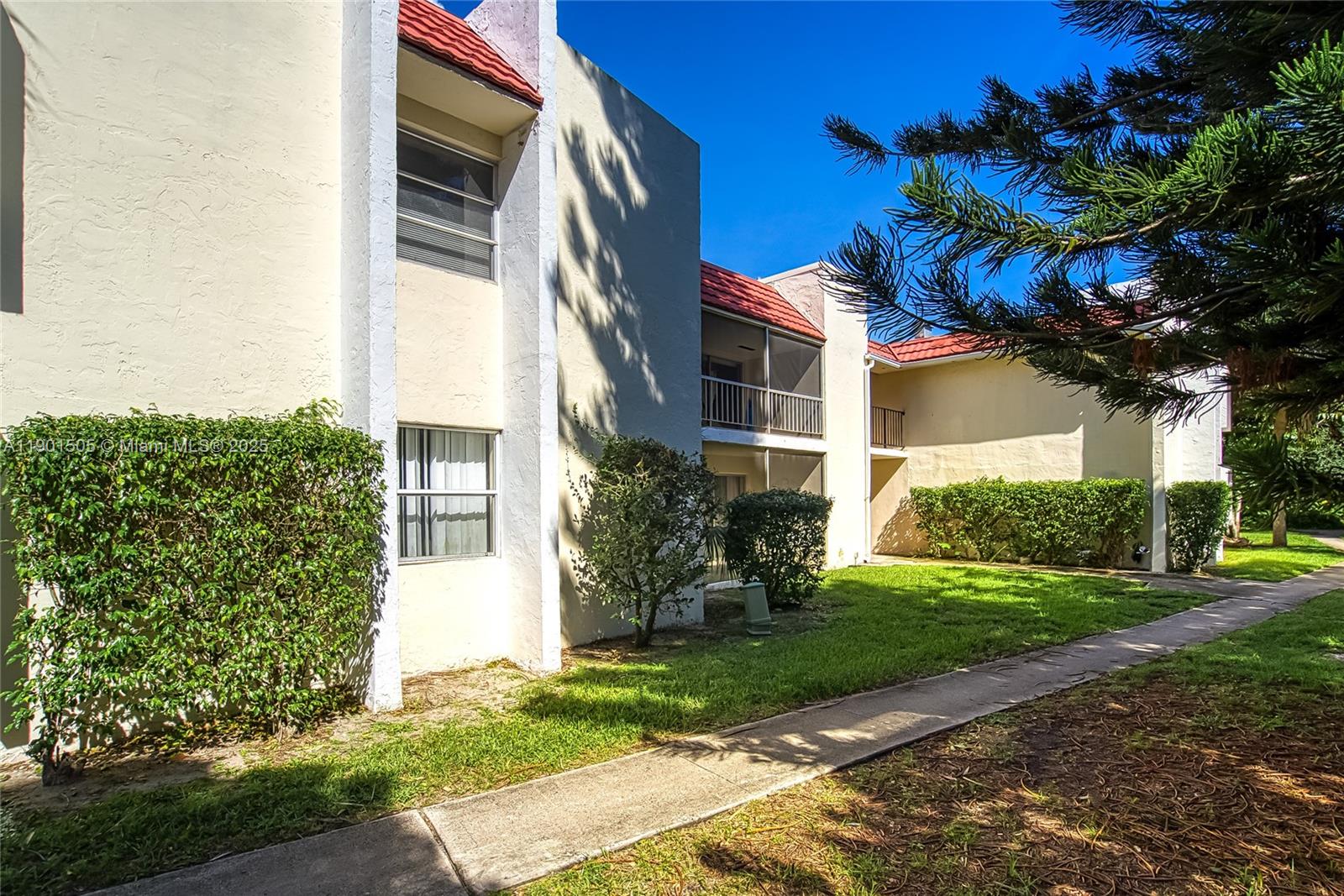 SPANISH OAKS COND DECL FI - Residential Lease